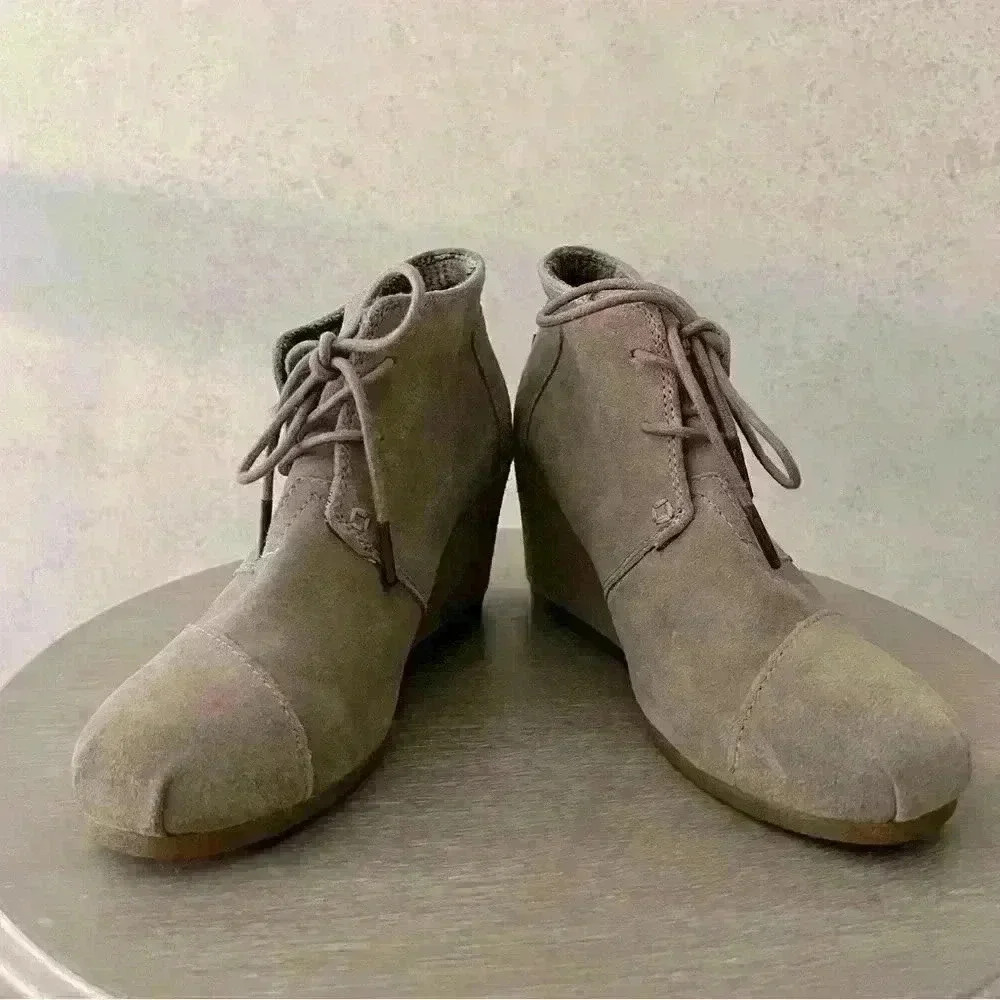 TOMS 8 WOMENS TAN WEDGE ANKLE‎ BOOTIE Faux Suede Preppy Fall Hipster Girly Shoes
